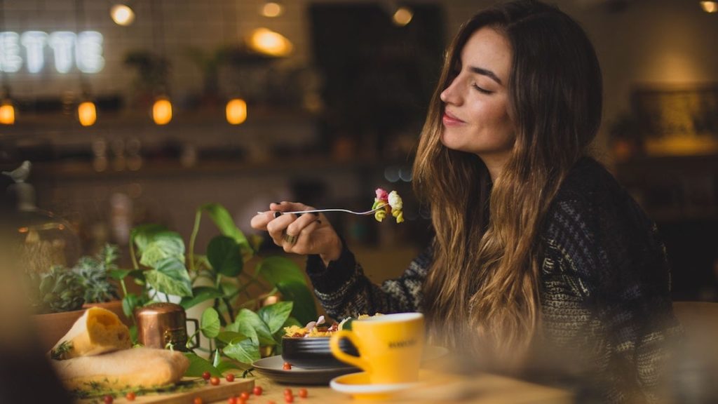 girl eating - how many times should I eat per day?